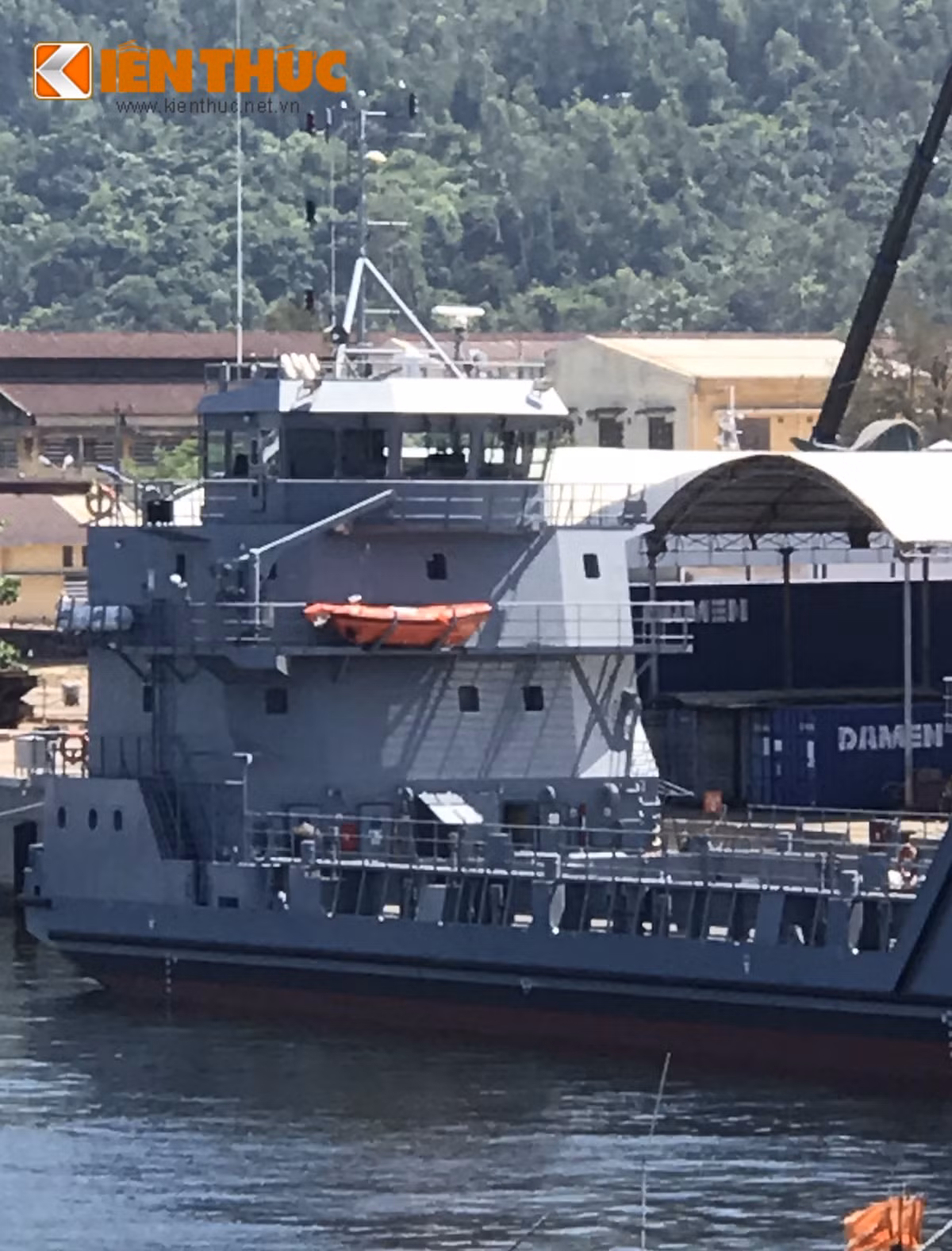 Cabin thượng tầng của tàu được thiết kế rất cao, đây là thiết kế đặc thù của các loại tàu vận tải khi cabin cao có thể giúp kíp tàu quan sát tốt hơn và không bị vướng tầm nhìn khi chất hàng hóa lên cao. Ảnh: Cận cảnh Cabin thượng tầng của tàu đổ bộ 528.