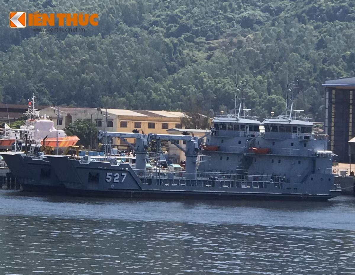 Được biết, nhà máy Sông Thu cũng đang gấp rút thi công chiếc Roro 5612 thứ tư cho Hải quân Việt Nam để có thể kịp tiến độ bàn giao tàu. Với việc đưa vào trang bị loạt tàu đổ bộ/ vận tải mới vô cùng hiện đại này sẽ giúp năng lực của Hải quân ta nâng lên một cách rõ rệt, đảm bảo sức mạnh cũng như khả năng thực thi chủ quyền trên biển, bảo vệ vững chắc độc lập và toàn vẹn lãnh thổ/ lãnh hải Quốc gia. Ảnh: Cận cảnh hai tàu đổ bộ 526 và 527.