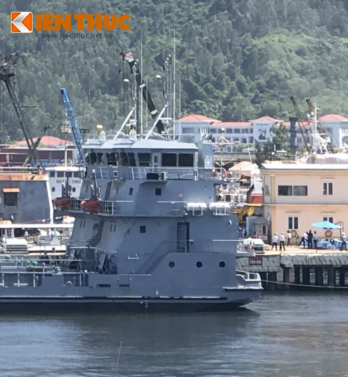 Tàu ngoài nhiệm vụ đổ bộ cũng có thể vận tải theo 42 container hàng hóa. Đây là một số lượng hàng rất lớn, có thể chỉ với một lần di chuyển được nhiều nhu yếu phẩm thiết yếu tiếp tế cho các đảo tiền tiêu hay nhà dàn DK-1. Tàu cũng có thể sử dụng để triển khai di động các hệ thống tên lửa bờ đến bất cứ đâu trên lãnh thổ Việt Nam. Ảnh: Cận cảnh thượng tầng tàu 526 và 527.