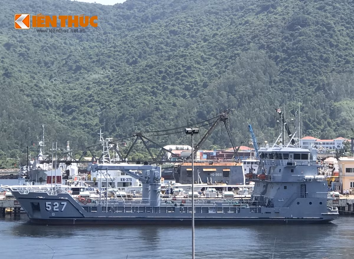 Tàu có chiều dài 57.27m, rộng 12m, lượng giãn nước rỗng là 600 tấn và lượng giãn nước khi chở đầy hàng là 1.480 tấn, tốc độ tối đa 12 hải lý/h. Ảnh: Cận cảnh chiều dài tàu đổ bộ Roro 5612.