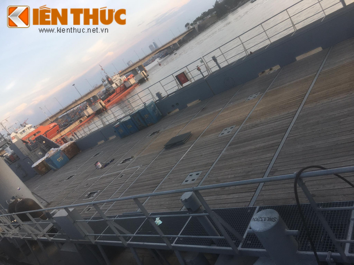 Sàn tàu được lát bằng gỗ, điều này khiến tàu không thể chuyên chở được xe tăng chiến đấu chủ lực hạng nặng mà chỉ có thể chở được các loại xe bọc thép đổ bộ, xe tăng hạng nhẹ và binh lính với đầy đủ trang bị. Ảnh: Cận cảnh sàn lát gỗ của tàu 528 vừa được hạ thủy.