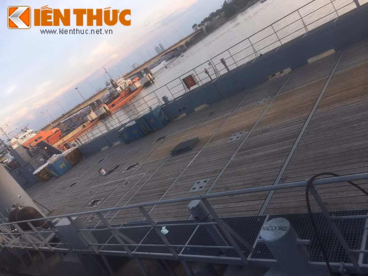 Sàn tàu được lát bằng gỗ, điều này khiến tàu không thể chuyên chở được xe tăng chiến đấu chủ lực hạng nặng mà chỉ có thể chở được các loại xe bọc thép đổ bộ, xe tăng hạng nhẹ và binh lính với đầy đủ trang bị. Ảnh: Cận cảnh sàn lát gỗ của tàu 528 vừa được hạ thủy.