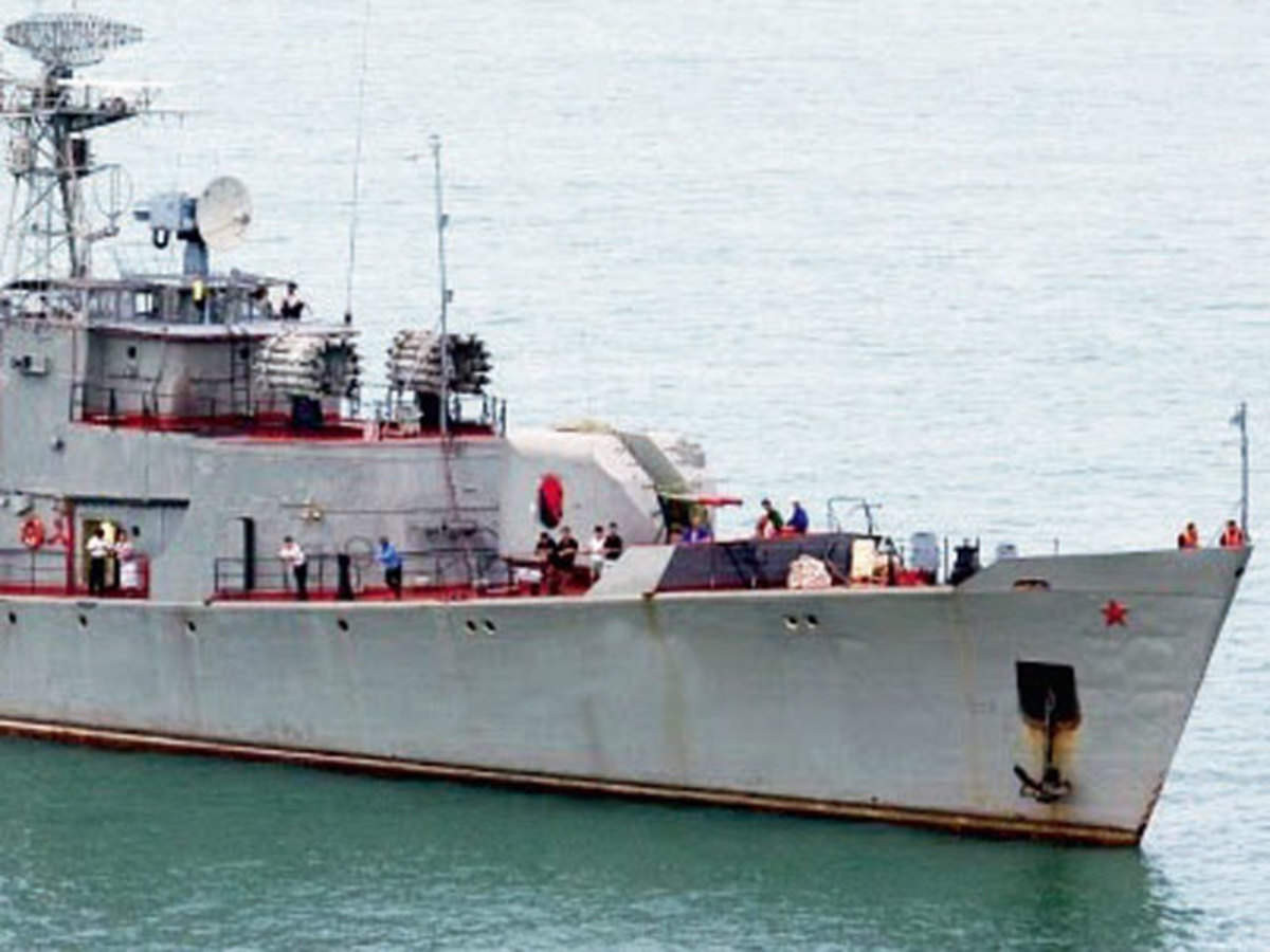 Những huy hiệu này đã đi theo con tàu trong suốt năm tháng hoạt động tại những vùng biển xa xôi cho đến tận khi về trang bị cho Hải quân Việt Nam với nhiệm vụ tuần tra, tác chiến trên Biển Đông, tuyến biển nhộn nhịp hàng đầu trên thế giới. Nó như là một hoài niệm khó quên về một thời tung hoành ngang dọc của Liên Xô, cũng như là bằng chứng về tình hữu nghị Việt - Xô, một sự đóng góp to lớn trong công cuộc gây dựng bước đầu cho lực lượng ta có được ngày hôm nay. Ảnh: Ngôi sao đỏ của Liên Xô trước mũi tàu hộ vệ săn ngầm Petya Việt Nam.