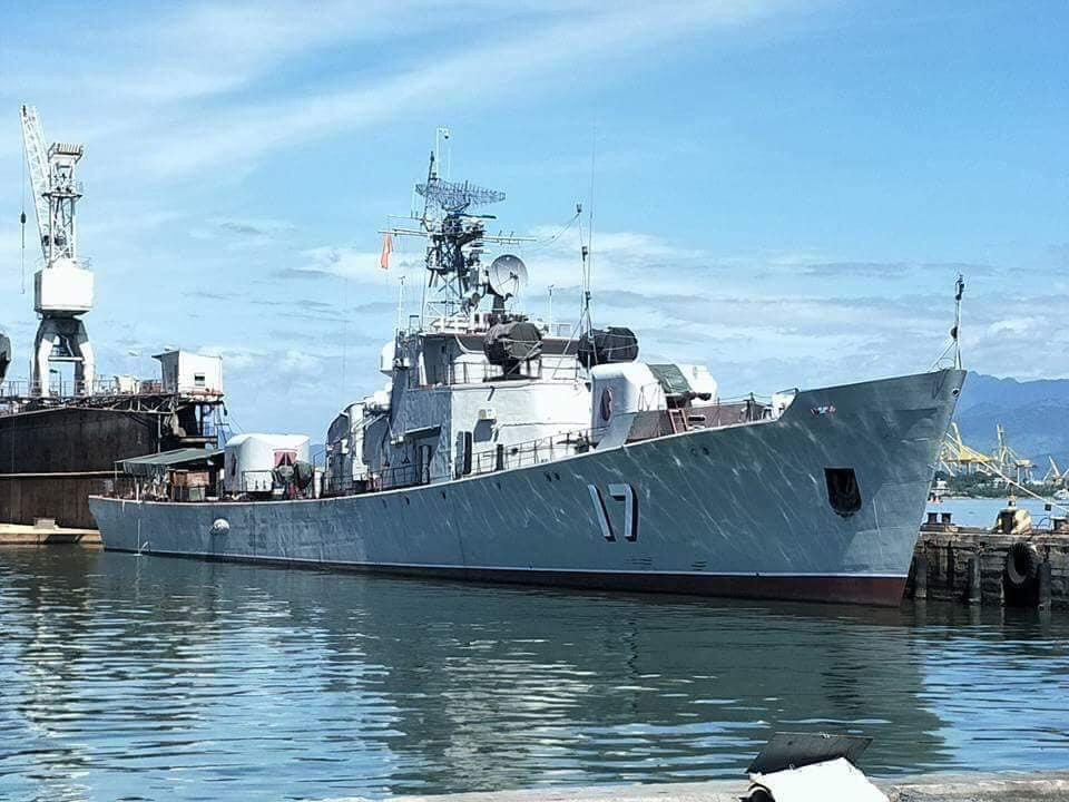 Tuy nhiên sau này khi Hải quân ta bước vào thời điểm đổi mới với việc thống nhất lại màu sơn của các tàu chiến mặt nước sang màu xám trắng, đồng thời loại bỏ chữ HQ cũ trước số hiệu tàu để theo chuẩn quốc tế, thì Việt Nam cũng cho sơn đè lên luôn cả ngôi sao đỏ Liên Xô của tàu Petya và Yurka để tạo sự đồng bộ, tăng tính ngụy trang. Tuy nhiên nếu để ý kỹ, chúng ta vẫn có thể nhận ra ngôi sao được dập nổi ở phía trước mũi tàu. Ảnh: Tàu hộ vệ săn ngầm 17 với màu sơn mới, sơn đè lên cả ngôi sao đỏ Liên Xô.