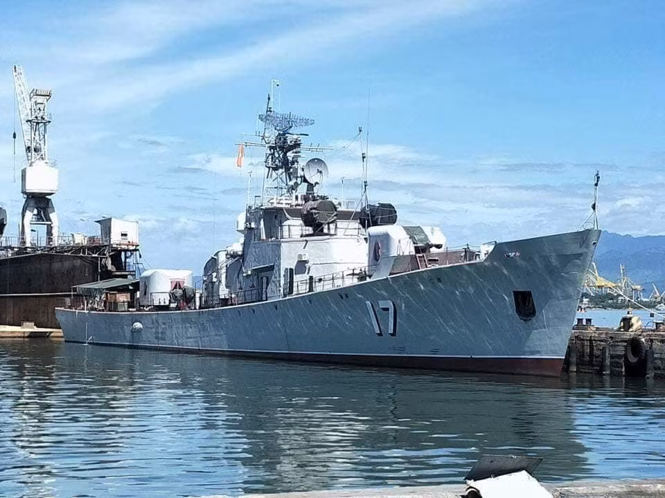 Tuy nhiên sau này khi Hải quân ta bước vào thời điểm đổi mới với việc thống nhất lại màu sơn của các tàu chiến mặt nước sang màu xám trắng, đồng thời loại bỏ chữ HQ cũ trước số hiệu tàu để theo chuẩn quốc tế, thì Việt Nam cũng cho sơn đè lên luôn cả ngôi sao đỏ Liên Xô của tàu Petya và Yurka để tạo sự đồng bộ, tăng tính ngụy trang. Tuy nhiên nếu để ý kỹ, chúng ta vẫn có thể nhận ra ngôi sao được dập nổi ở phía trước mũi tàu. Ảnh: Tàu hộ vệ săn ngầm 17 với màu sơn mới, sơn đè lên cả ngôi sao đỏ Liên Xô.