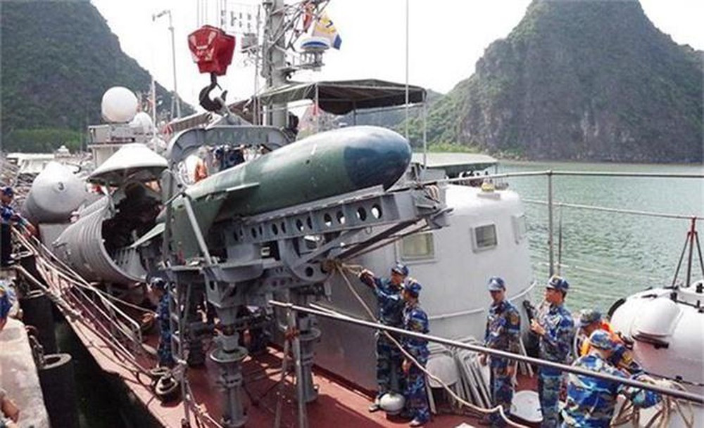 Trong giai đoạn 1970-1990, nhằm giúp đỡ xây dựng Hải quân Việt Nam non trẻ, trang bị chủ yếu là các tàu pháo, tàu phóng lôi cỡ nhỏ và một số tàu chiến lợi phẩm thu được từ Mỹ. Liên Xô đã viện trợ cho ta nhiều tàu mặt nước nhằm nâng cao năng lực tác chiến trên biển của Quân đội ta. Ảnh: Nạp đạn tên lửa P-15 cho tàu Osa của vùng I Hải quân.