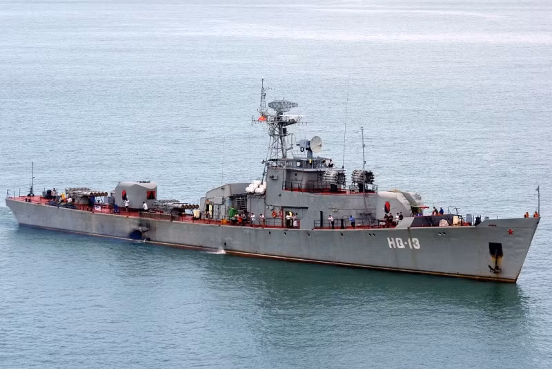 Liên Xô viện trợ cho Hải quân ta năm tàu hộ vệ săn ngầm Petya (đề án 159) được phía ta đánh số là 09 11 13 15 17. Tàu 13 15 17 thuộc lớp Petya II (đề án 159A), đây là những tàu đã từng nằm trong biên chế hải quân Xô Viết, còn tàu 09 và 11 thuộc lớp Peyta III (đề án 159E) là các tàu được chế tạo sau này để xuất khẩu sang Việt Nam. Ảnh: Tàu 13 lớp Petya II (đề án 159A) của Hải quân Việt Nam.