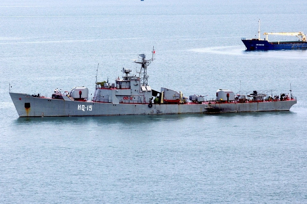 Đặc biệt Liên Xô còn viện trợ cho ta cả các tàu chiến vẫn còn đang có mặt trong biên chế Hải quân Xô Viết lúc bấy giờ điển hình là 2 loại tàu hộ vệ săn ngầm Petya II (đề án 159A) và tàu quét mìn Yurka (đề án 266). Ảnh: Tàu hộ vệ săn ngầm 15 thuộc lớp Petya II (đề án 159A) từng thuộc Hải quân Xô Viết đang hoạt động trong Hải quân Việt Nam.