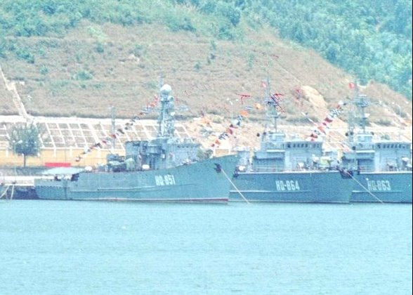 Trong đó phải kể đến như các tàu tên lửa lớp Osa (đề án 205), tàu phóng lôi lớp Shershen (đề án 206), tàu phóng lôi lớp Turya (đề án 206M), tàu quét mìn Sonya (đề án 1265), tàu quét mìn lớp Yevgenya (đề án 1258)… Ảnh: Tàu quét mìn Yurka (trái) và các tàu quét mìn Sonya (phải) đều là những tàu mặt nước do Liên Xô viện trợ cho ta trong giai đoạn 1970 - 1990.