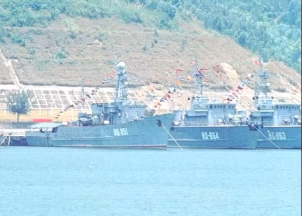 Trong đó phải kể đến như các tàu tên lửa lớp Osa (đề án 205), tàu phóng lôi lớp Shershen (đề án 206), tàu phóng lôi lớp Turya (đề án 206M), tàu quét mìn Sonya (đề án 1265), tàu quét mìn lớp Yevgenya (đề án 1258)… Ảnh: Tàu quét mìn Yurka (trái) và các tàu quét mìn Sonya (phải) đều là những tàu mặt nước do Liên Xô viện trợ cho ta trong giai đoạn 1970 - 1990.