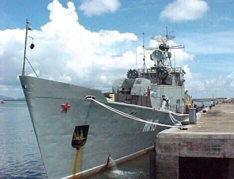 Và vì các tàu này đã từng hoạt động trong Hải quân Liên Xô, nên ở mũi tàu cũng được dập ngôi sao đỏ đặc trưng của lực lượng này. Đây là những con tàu đặc biệt hiếm hoi trong biên chế Hải quân nhân dân Việt Nam mang dấu ấn của Liên Xô và vẫn còn hoạt động cho đến tận bây giờ. Ảnh: Ngôi sao đỏ đặc trưng của Hải quân Liên Xô trước mũi tàu hộ vệ săn ngầm 13 của Hải quân Việt Nam.