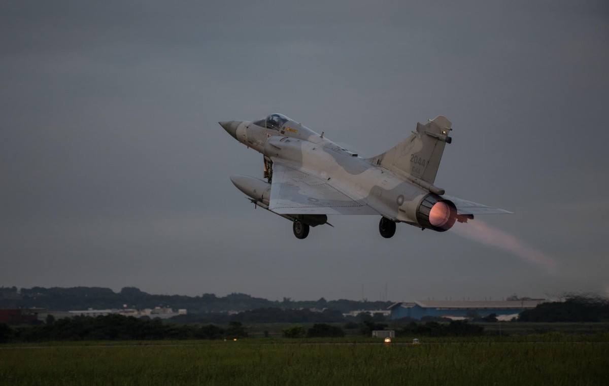 Tiêm kích hạng nhẹ Mirage-2000-5 một động cơ của Không quân Đài Loan mua từ Pháp trong thập niên 1990. Hiện nay, lực lượng tiêm kích của Đài Loan đang dần lạc hậu trước những chiến đấu cơ hiện đại của Trung Quốc đại lục, chính vì vậy, trong thời gian qua, Đài Loan đã cố gắng nâng cấp năng lực của mình trên không bằng việc mua những chiếc F-16V Viper, đồng thời có ý định mua cả những tiêm kích tàng hình F-35 từ Mỹ.