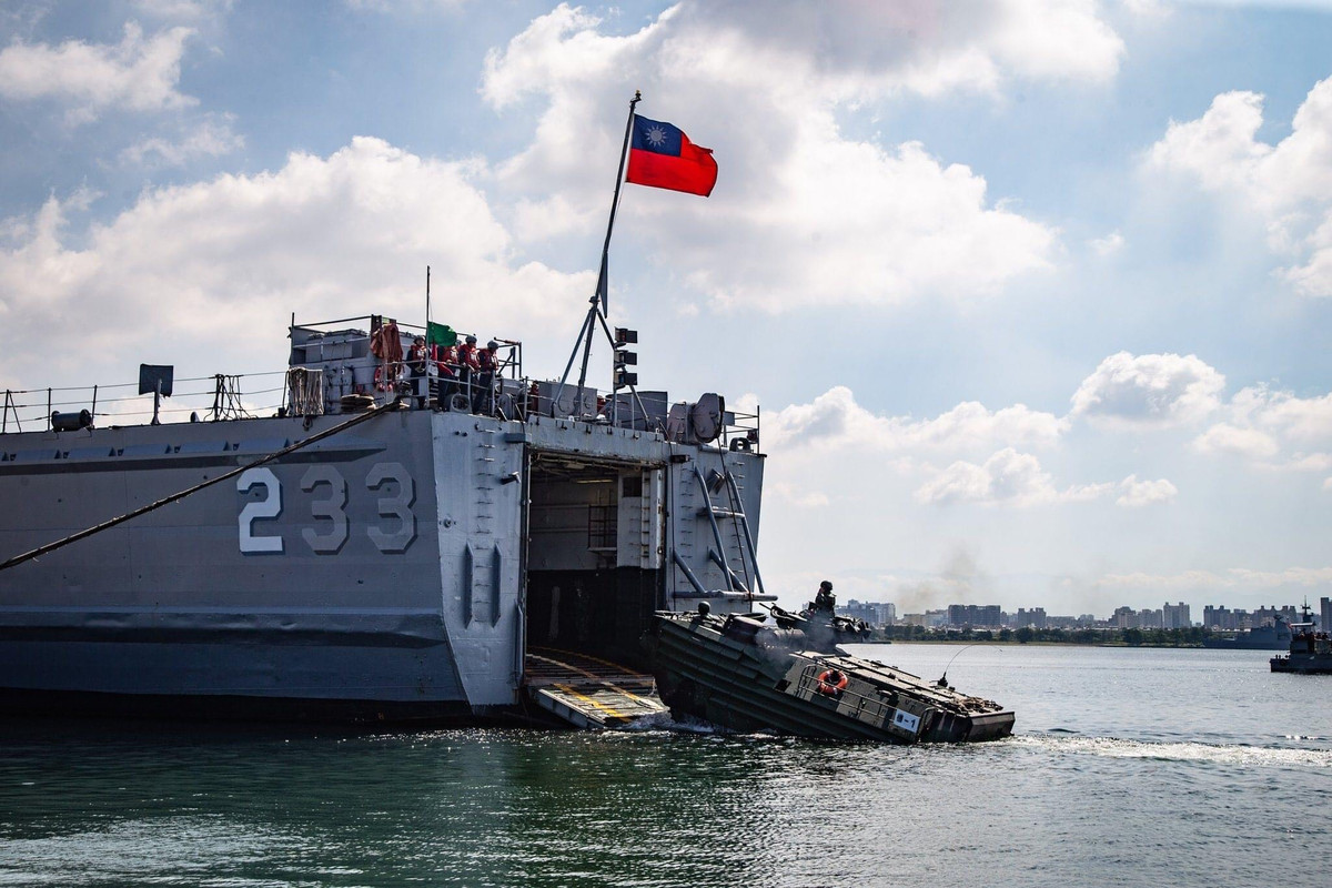 Xe bọc thép đổ bộ lưỡng cư của thủy quân lục chiến Đài Loan đang cơ động bơi vào khoang tàu đổ bộ LST của hải quân Đài Loan trong khuôn khổ cuộc diễn tập Hán Quang 36.