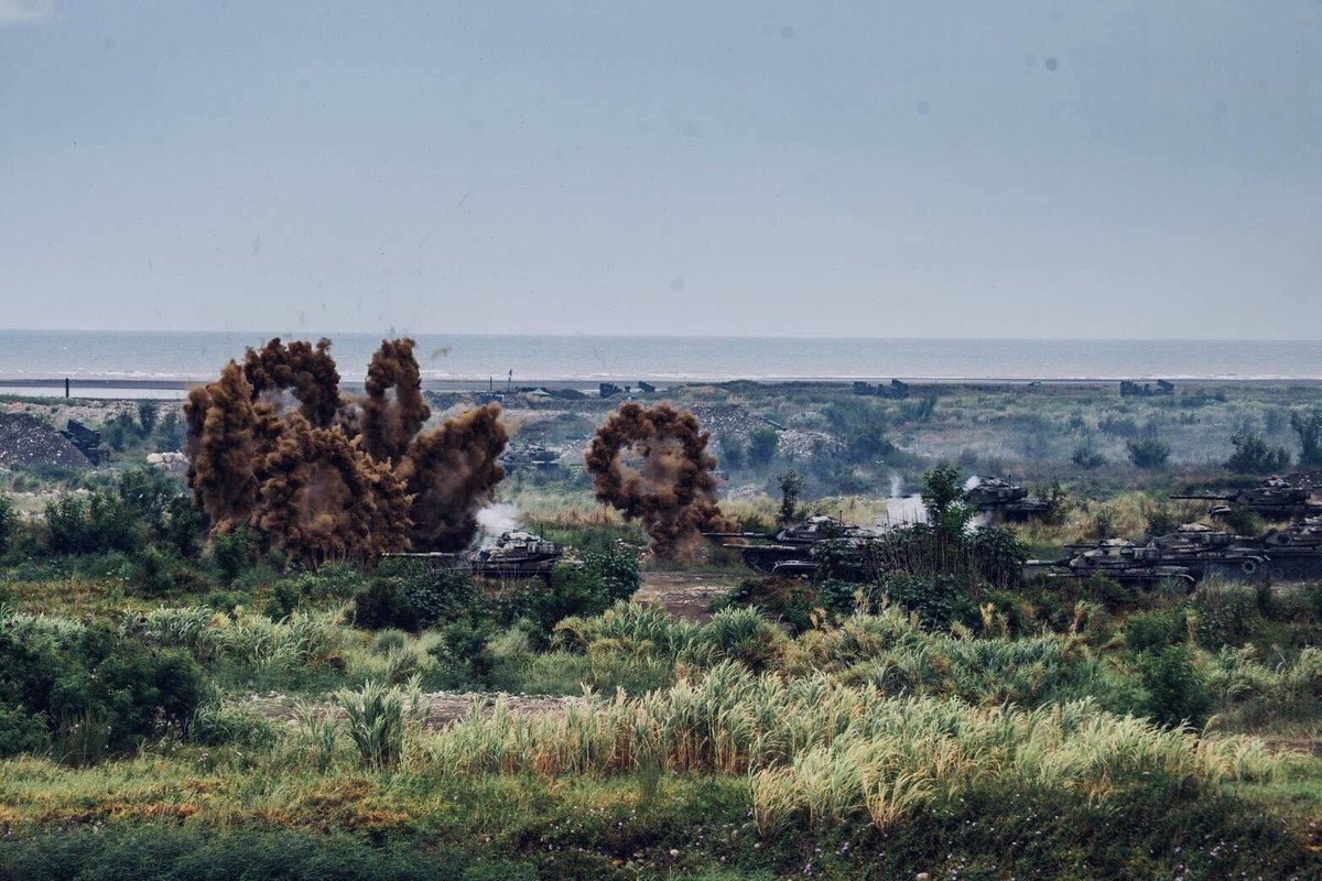 Theo Bộ quốc phòng Đài Loan, mục đích của cuộc tập trận nhằm cho thấy khả năng độc lập tác chiến của các đơn vị mới thành lập, cũng như thể hiện sức mạnh và tính hiệu quả của Quân đội Đài Loan. Ảnh: Đội hình xe tăng Đài Loan tiến công dưới màn lựu khói.