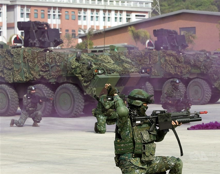  Quân đội Đài Loan vừa tổ chức cuộc tập trận quy mô lớn thường niên Hán Quang (Han Kuang) lần thứ 36, với sự tham gia của cả 3 lực lượng hải - lục - không quân. Trong khi cuộc tập trận thường niên năm ngoái có màn hạ cánh của các chiến đấu cơ trên đường cao tốc hay giới thiệu xe bọc thép IFV mới CM-34 8x8, thì năm nay sẽ chú trọng hơn vào việc nâng cao khả năng chiến đấu của binh sĩ. Ảnh: Binh sĩ đảo Đài Loan chiến đấu bên cạnh xe bọc thép CM-34 mới trong cuộc diễn tập Hán Quang.