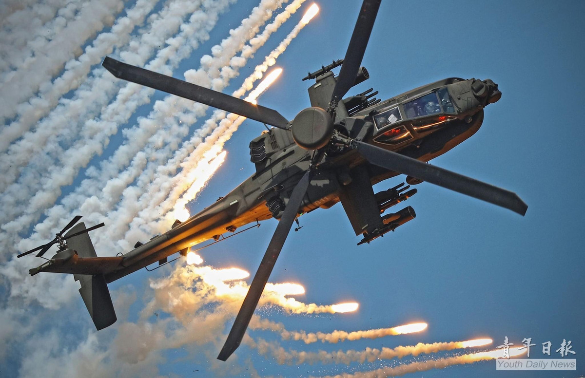 Trực thăng vũ trang hạng nặng AH-64 Apache của Đài Loan phóng mồi bẫy nhằm phòng thủ đánh lừa tên phòng phòng không tầm nhiệt. Đây là những trực thăng thuộc lô 30 chiếc được Đài Loan đặt mua từ Mỹ năm 2008 và đã được bàn giao từ năm 2014, biên chế cho hai phi đội.