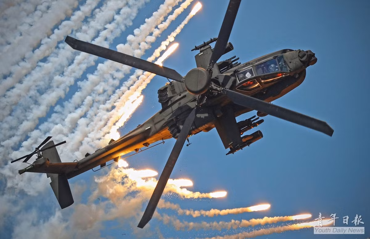 Trực thăng vũ trang hạng nặng AH-64 Apache của Đài Loan phóng mồi bẫy nhằm phòng thủ đánh lừa tên phòng phòng không tầm nhiệt. Đây là những trực thăng thuộc lô 30 chiếc được Đài Loan đặt mua từ Mỹ năm 2008 và đã được bàn giao từ năm 2014, biên chế cho hai phi đội.