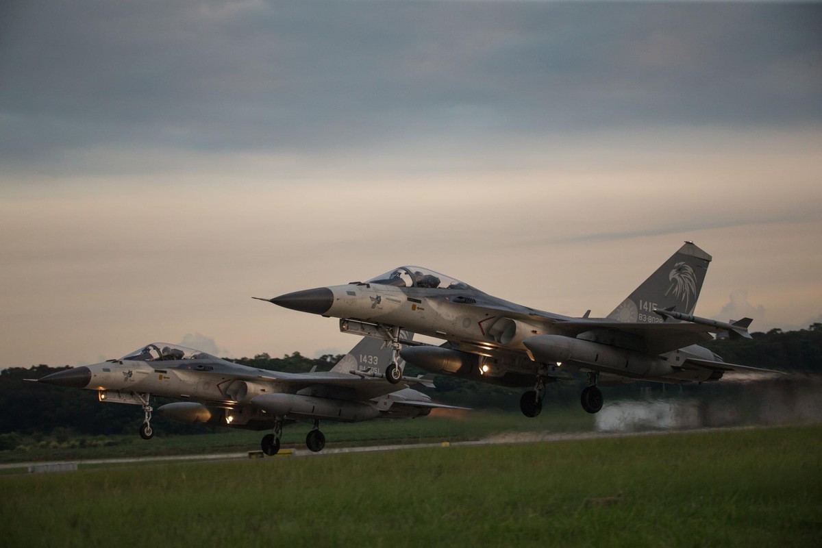 Biện đội tiêm kích hạng nhẹ F-CK-1 của Không quân Đài Loan cất cánh trong cuộc diễn tập, đây là những chiếc tiêm kích do Đài Loan tự thiết kế chế tạo, bắt đầu chính thức biên chế từ năm 1994 và đến nay đã có 131 chiếc được chế tạo.