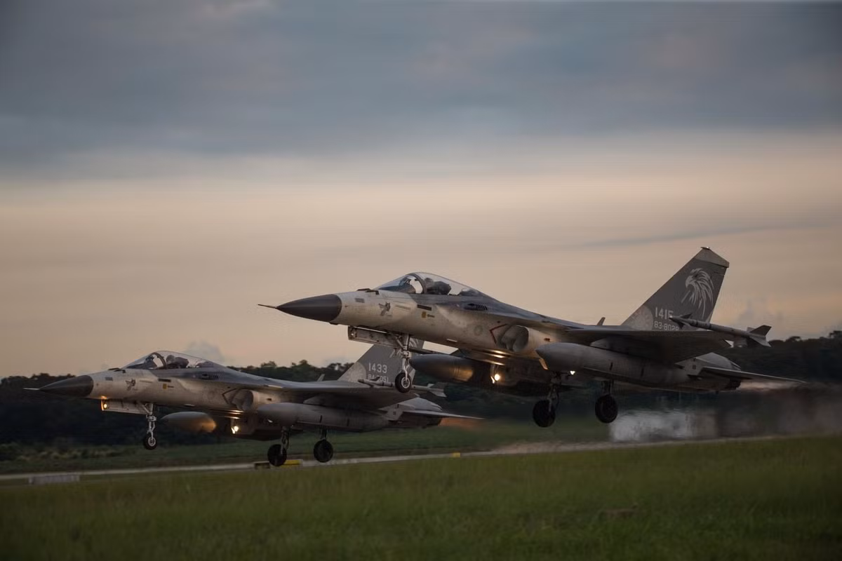 Biện đội tiêm kích hạng nhẹ F-CK-1 của Không quân Đài Loan cất cánh trong cuộc diễn tập, đây là những chiếc tiêm kích do Đài Loan tự thiết kế chế tạo, bắt đầu chính thức biên chế từ năm 1994 và đến nay đã có 131 chiếc được chế tạo.