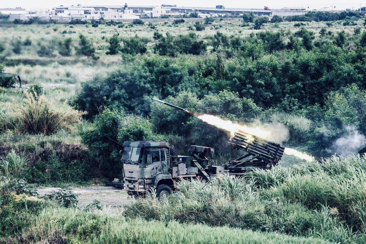 Pháo phản lực phóng loạt Thunderbolt-2000 do Đài Loan chế tạo, đưa vào biên chế từ đầu những năm 2000 cho đến nay, với sức mạnh tạo ra hỏa lực tiêu diệt sinh lực đối phương khi vừa đổ bộ lên bờ biển, chống tiếp cận mục tiêu. Ảnh: Tổ hợp Thunderbolt-2000 khai hỏa trong cuộc tập trụng Hán Quang 36.