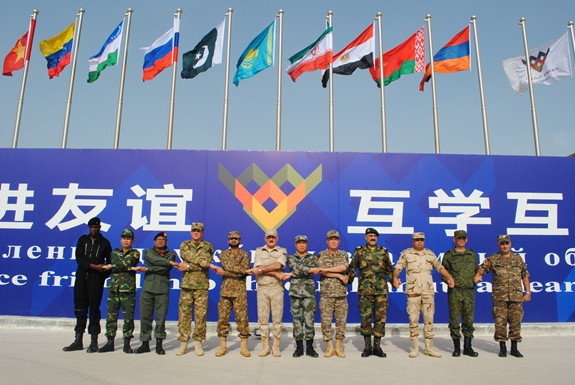 Cuộc thi năm nay sẽ được tổ chức từ ngày 23/8 đến ngày 5/9 tại thao trường của 10 quốc gia như Nga, Trung Quốc, Belarus, Mông Cổ, Kazakhstan,… với hơn 200 đội thi đến từ 32 quốc gia đã đăng ký. Trong đó, có cả những đội thi đến từ các quốc gia đang có chiến tranh, cho thấy cuộc thi đã trở thành nơi lý tưởng cho chủ nhà Nga thể hiện ảnh hưởng ngoại giao quân sự. Ảnh: Các đội thi tham gia ARMY Games 2019 tại thao trường ở Trung Quốc.