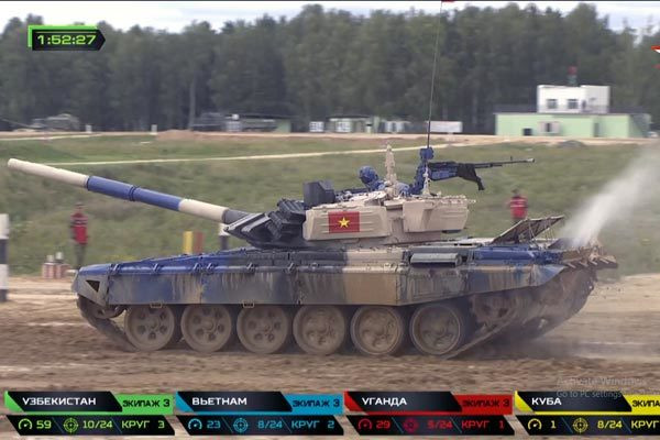 Đáng quan tâm nhất là đội tuyển Xe tăng, với việc đưa vào hoạt động các xe tăng T-90 S/SK vốn được phát triển từ xe tăng T-72 với nhiều tương đồng trong hệ thống lái và hỏa lực, chúng ta đang đặt kỳ vọng rất lớn vào lần thi năm nay sẽ đạt những kết quả cao hơn nữa sau huy chương bạc năm ngoái ở nội dung Xe tăng. Ảnh: Xe tăng của đội tuyển Việt Nam tại ARMY Games 2019.