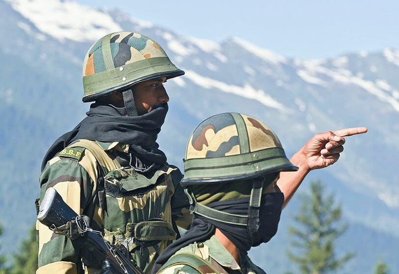 Có thể thấy rằng, Ấn Độ đang nhanh chóng đẩy mạnh phát triển vũ khí và thực hiện mua mới các hợp đồng quốc phòng khẩn cấp, đồng thời đẩy nhanh quá trình thực hiện các hợp đồng đã ký kết với các nước Nga, Mỹ, Pháp, Israel. Những hành động trên cho ta thấy một Ấn Độ cứng rắn và cương quyết trong vấn đề tranh chấp và chắc chắn sẽ không nhượng bộ, thỏa hiệp những yêu sách vô lý của đối thủ. Ảnh: Binh sĩ Ấn Độ trong một chuyến tuần tra biên giới. Video Trung - Ấn giãn quân sau đụng độ biên giới, châu Á căng thẳng - Nguồn: VTC NOW