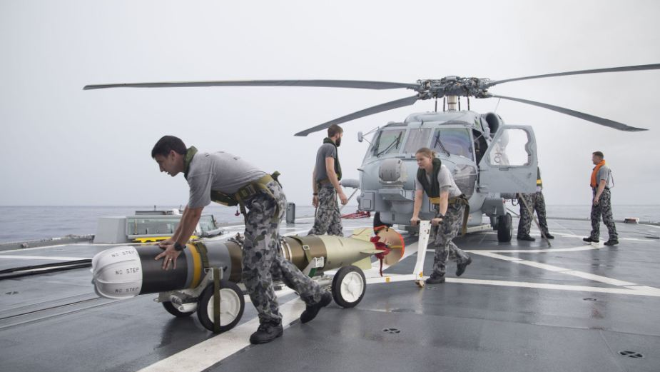 Cách đó không lâu, Ấn Độ đã ký một hợp đồng trị giá 155 triệu USD để đặt mua từ Mỹ 10 tên lửa chống hạm AGM-84L Harpoon Block II và 19 ngư lôi hạng nhẹ Mk-54 cỡ 324mm để trang bị cho các máy bay tuần thám săn ngầm P-8I đang biên chế của mình. Ảnh: Lắp đặt ngư lôi Mk-54 lên trực thăng săn ngầm của tàu Hải quân