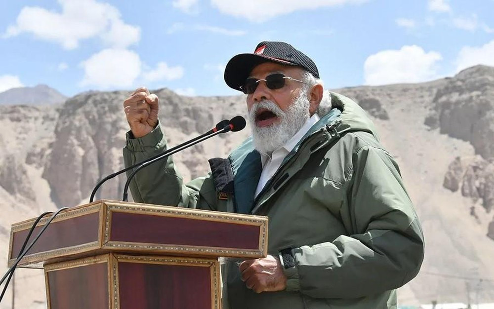 Việc Thủ tướng Ấn Độ có mặt tại khu vực tranh chấp với láng giềng có ý nghĩa đặc biệt quan trọng, tạo một động lực tinh thần rất lớn cho binh sĩ tại đây sau sự việc 20 lính Ấn Độ hi sinh khi ẩu đả với lính Trung Quốc. Ông Modi cũng thẳng thắn lên án chủ nghĩa bành trướng của Bắc Kinh và thể hiện lập trường cực kỳ cứng rắn, không run sợ của mình trong vấn đề chủ quyền đất nước. Ảnh: Thủ tướng Narendra Modi phát biểu trước những binh sĩ của mình tại chuyến thăm Ladark hồi đầu tháng 7.