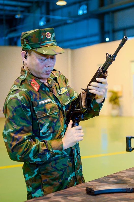 Chương trình “Xạ thủ đua tài” do kênh truyền hình QPVN thực hiện đang thu hút được rất nhiều người xem quan tâm về quân sự nước nhà trong thời gian qua. Mới đây, tập 3 của series đã lên sóng với sự xuất hiện của hai mẫu súng đáng mong chờ là STV-215 và STV-380. Ảnh: Huấn luyện viên với hướng dẫn làm quen với súng tiểu liên STV-380 - Nguồn: QPVN