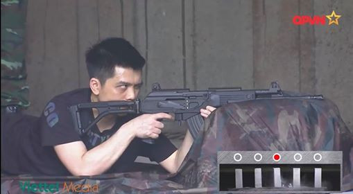 Thước ngắm trên dòng AK-47 và các biến thể của nó được đặt ở phía trước hộp khóa nòng, được chia khoảng bằng các vạch. Điều này khá làm khó xạ thủ khi phải căn chỉnh đường ngắm khá lâu và huấn luyện nhiều để thuần thục. Trong khi đó, thước ngắm của STV-380 là thước ngắm dạng lỗ, được đặt cuối hộp khóa nòng, gần với mắt của xạ thủ. Ảnh: Vận động viên tác xạ súng tiểu liên STV-380.