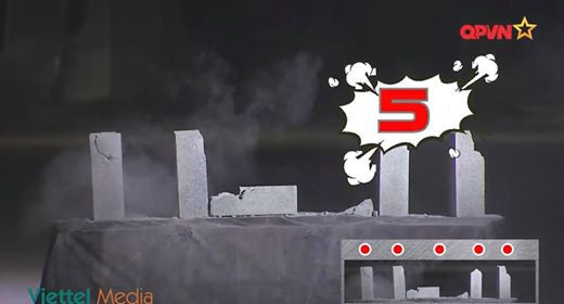 Sự khác biệt của cơ cấu thước ngắm đã giúp cho những vận động viên vốn chưa từng được tiếp xúc với các loại súng tiểu liên lần nào đã thực hiện bài bắn một cách dễ dàng, lấy đường ngắm nhanh, số lần bắn trúng mục tiêu cao rõ rệt. Ảnh: Vận động viên tiêu diệt cả 5 mục tiêu chỉ với 5 phát đạn dù chưa qua huấn luyện lâu dài.