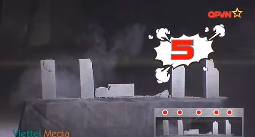 Sự khác biệt của cơ cấu thước ngắm đã giúp cho những vận động viên vốn chưa từng được tiếp xúc với các loại súng tiểu liên lần nào đã thực hiện bài bắn một cách dễ dàng, lấy đường ngắm nhanh, số lần bắn trúng mục tiêu cao rõ rệt. Ảnh: Vận động viên tiêu diệt cả 5 mục tiêu chỉ với 5 phát đạn dù chưa qua huấn luyện lâu dài.