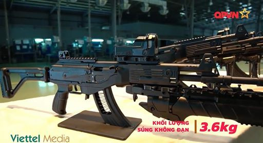 Súng STV-380 đang được sản xuất với số lượng lớn với nhiệm vụ thay thế cho súng tiểu liên AK đã phục vụ trong Quân đội ta một thời gian dài. Trong khi đó, phiên bản carbin của nó là STV-215 sẽ được trang bị cho các lực lượng làm nhiệm vụ đặc biệt như đặc công, biên phòng,… Ảnh: Súng STV-380 với kính ngắm điểm đỏ Mepro và súng phóng lựu kẹp nòng GL-40 - Nguồn: QPVN