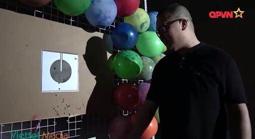 Điều đầu tiên nhìn nhận được là súng có độ chụm tốt, STV-215 được gắn trên giá đỡ, loại bỏ hoàn toàn yếu tố yếu lĩnh của xạ thủ đã bắn khá chính xác vào mục tiêu dù cho người thử nghiệm đã lấy đường bắn hơi thấp. Ảnh: Thử nghiệm độ chụm của súng tiểu liên STV-215