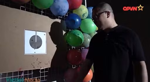 Điều đầu tiên nhìn nhận được là súng có độ chụm tốt, STV-215 được gắn trên giá đỡ, loại bỏ hoàn toàn yếu tố yếu lĩnh của xạ thủ đã bắn khá chính xác vào mục tiêu dù cho người thử nghiệm đã lấy đường bắn hơi thấp. Ảnh: Thử nghiệm độ chụm của súng tiểu liên STV-215