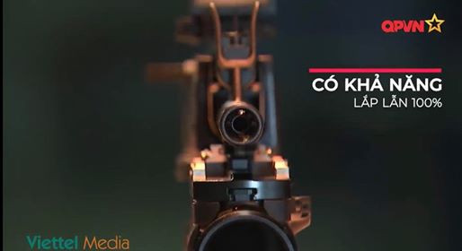 Đồng thời, súng có nhiều điểm khác biệt với nguyên bản Galil Ace 32 như loại bỏ hai đường ray Picatinny trên ốp lót tay, chuyển tay kéo bệ khóa nòng sang bên phải giống kiểu AK, loại bỏ nút gạt chế độ bắn ở trên trái thân súng, làm hộp khóa nòng kín và bỏ miếng che bụi đặc trưng của Galil Ace. Ảnh: Mặt đối diện súng tiểu liên STV-380 - Nguồn: QPVN