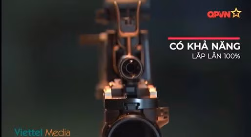 Đồng thời, súng có nhiều điểm khác biệt với nguyên bản Galil Ace 32 như loại bỏ hai đường ray Picatinny trên ốp lót tay, chuyển tay kéo bệ khóa nòng sang bên phải giống kiểu AK, loại bỏ nút gạt chế độ bắn ở trên trái thân súng, làm hộp khóa nòng kín và bỏ miếng che bụi đặc trưng của Galil Ace. Ảnh: Mặt đối diện súng tiểu liên STV-380 - Nguồn: QPVN