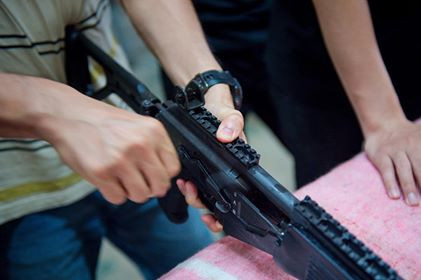 Điều thứ hai là việc các vận động viên trong tập 1 và 2 đã khá vất vả với súng tiểu liên AKn, tỉ lệ bắn trượt mục tiêu khá cao trong khi tập 3 này các vận động viên được tác xạ với súng tiểu liên STV-380 lại cho một tỉ lệ bắn chính xác vượt trội. Điều này là bởi sự khác nhau của cơ cấu thước ngắm trên hai súng. Ảnh: Cận cảnh thân súng STV-380 với thước ngắm lỗ.