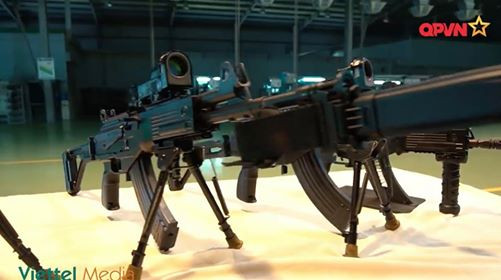 Bằng quá trình tác xạ thực tế của vận động viên, đồng thời cộng với những thí nghiệm rất thú vị của chương trình, ta có thể đúc rút được một số điều khá hay ho, tạo nên một số đánh giá tổng quan về mẫu súng tương lai này của Quân đội Việt Nam. Ảnh: Một số súng STV-215/380 với những loại phụ kiện khác nhau được trưng bày - Nguồn: QPVN