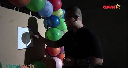 Trong khi đó, súng STV-380 thậm chí còn cho kết quả tốt hơn khi bắn chế độ phát một và chế độ liên thanh (điểm xạ 2 viên), khi người thử nghiệm đã lấy đường ngắm chuẩn và dù cho bệ đỡ có phần rung lắc, độ chụm của đạn bắn ra từ STV-380 vẫn rất là đáng nể, hoàn toàn trúng bia. Ảnh: Thử nghiệm độ chụm của súng tiểu liên STV-380.