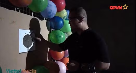 Trong khi đó, súng STV-380 thậm chí còn cho kết quả tốt hơn khi bắn chế độ phát một và chế độ liên thanh (điểm xạ 2 viên), khi người thử nghiệm đã lấy đường ngắm chuẩn và dù cho bệ đỡ có phần rung lắc, độ chụm của đạn bắn ra từ STV-380 vẫn rất là đáng nể, hoàn toàn trúng bia. Ảnh: Thử nghiệm độ chụm của súng tiểu liên STV-380.