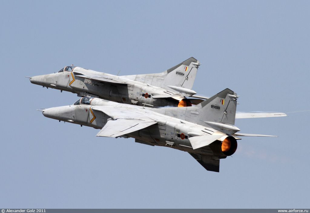 Mặc dù có vấn đề với khẩu pháo hàng không, nhưng đánh giá chung, MiG-27 được cho là một máy bay đáng tin cậy, vận hành êm ái. Mặc dù không đặc biệt nhanh nhẹn, nhưng có khả năng chi viện hỏa lực ổn định, có tốc độ bay thấp rất tốt. Tuy nhiên sau khi Liên Xô tan rã, Nga đã nhanh chóng loại bỏ loại máy bay này vào giữa những năm 1990. Ảnh: MiG-27 của Không quân Sri Lanka - Nguồn: Wikipedia.