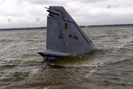 Sau khi Liên Xô tan rã, cả Ukraine và Kazakhstan đều thừa hưởng những chiếc MiG-27 từ Liên Xô. Ukraine đã bán 6 chiếc MiG-27 và một máy bay huấn luyện hai chỗ ngồi MiG-23UB cho Sri Lanka, để thực hiện các cuộc tấn công nhanh, tầm thấp nhằm vào phiến quân Những con Hổ giải phóng Tamil (LTTE). Ảnh: Một chiếc MiG-27 của Không quân Sri Lanka bị tai nạn - Nguồn: Wikipedia.