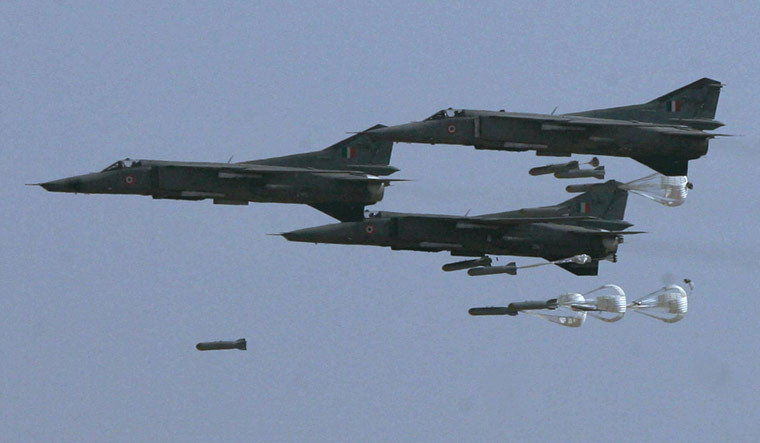 Khi lệnh ngừng bắn kéo dài bị phá vỡ vào năm 2006, chính phủ Sri Lanka đã đại tu số MiG-27 còn lại và tiếp tục mua MiG-27 từ Ukraine để tiếp tục trang bị cho phi đội 7 chiếc MiG-27. Sri Lanka cũng nhận được hỗ trợ đào tạo phi công từ Ấn Độ. Ảnh: MiG-27 của Không quân Ấn Độ - Nguồn: Wikipedia.