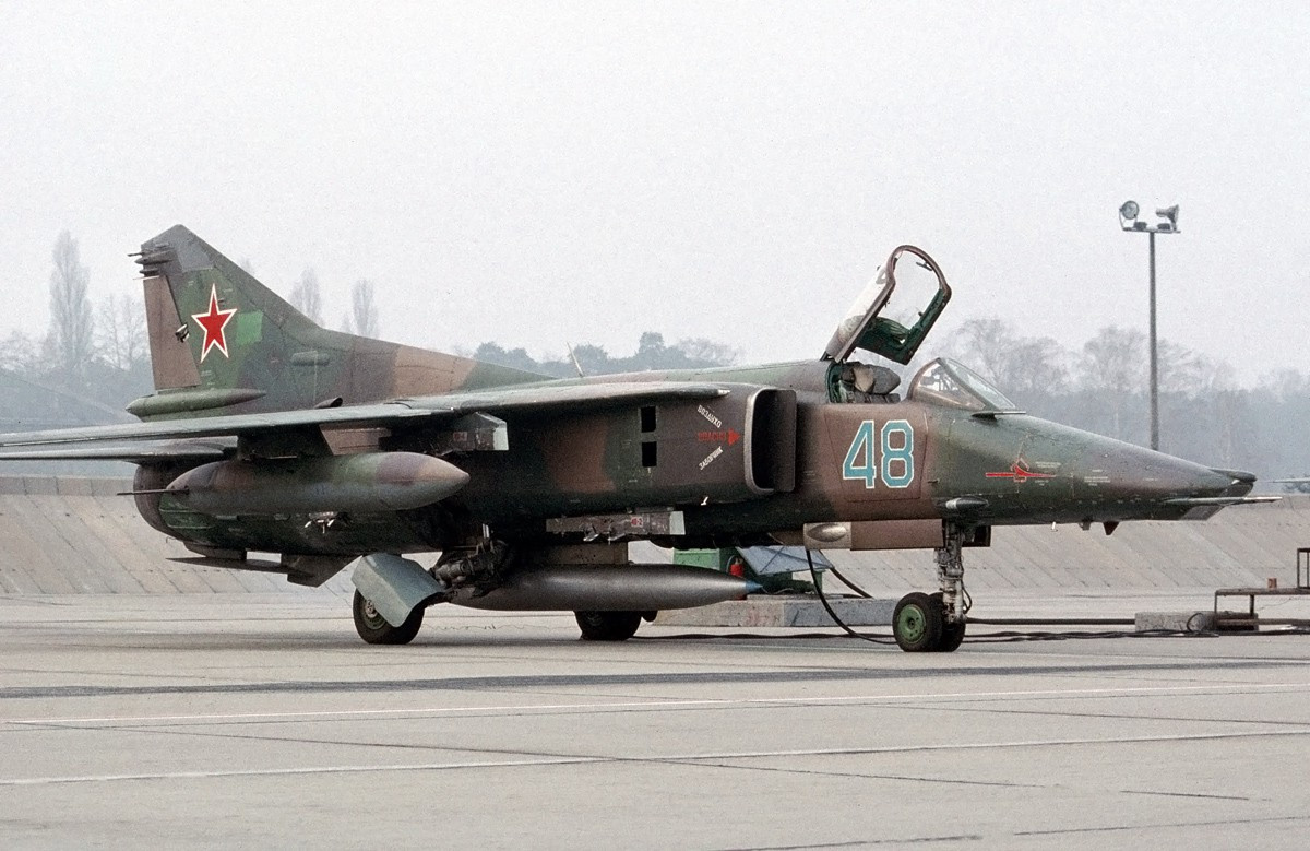 Còn những chiếc MiG-27 của Ấn Độ đóng vai trò quan trọng trong giành lại quận Kargil ở Kashmir với Pakistan năm 1999 và những chiếc MiG-27 luôn đóng vai trò là xương sống của lực lượng cường kích trong Không quân Ấn Độ; sau khi loại biên số MiG-27, Kazakhstan là quốc gia cuối cùng còn khai thác loại máy bay này trên thế giới. Ảnh: MiG-27 của Không quân Liên Xô - Nguồn: Wikipedia.