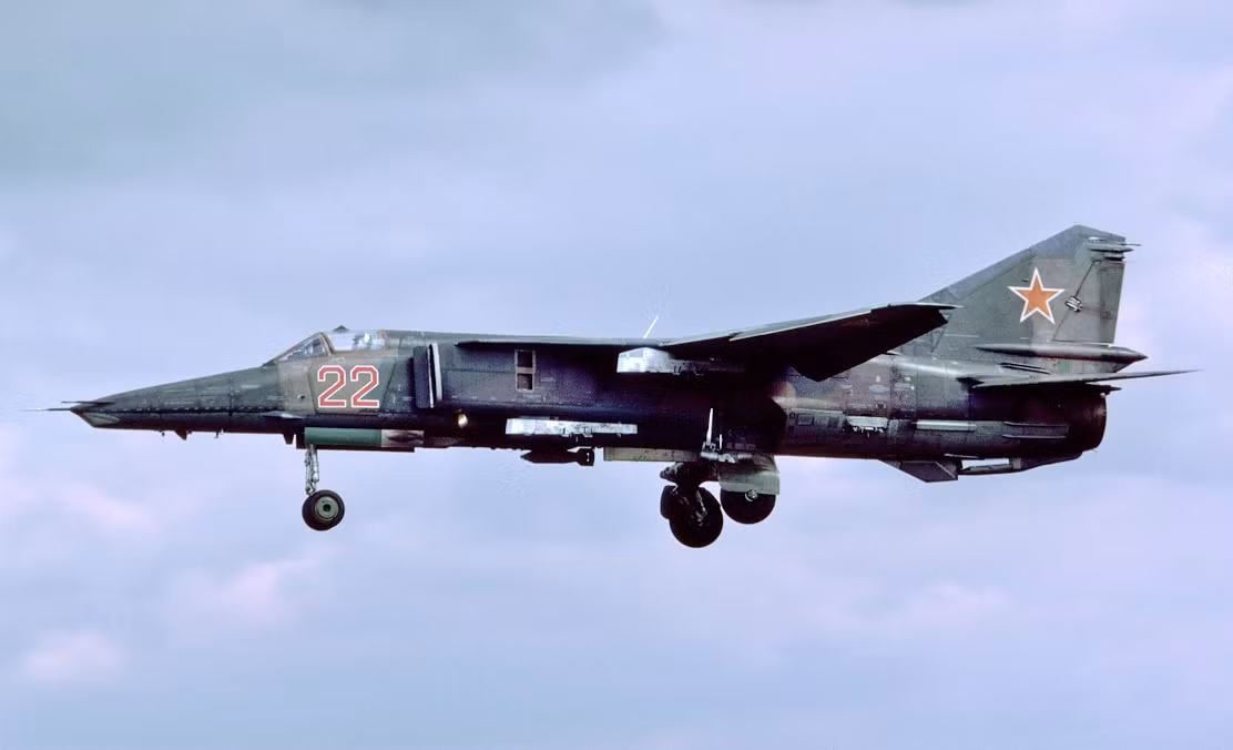 Về vũ khí, MiG-27 được trang bị bom không điều khiển, tên lửa và một pháo hàng không Gatling sáu nòng, để tiêu diệt sinh lực lộ dưới mặt đất; loại pháo này đã phát huy khả năng trong cuộc xung đột tại Kargil năm 1999, MiG-27 bắn phá quân đội Pakistan trên đỉnh Himalaya ở độ cao 5.486 m so với mực nước biển. Ảnh: Máy bay MiG-27 của Liên Xô - Nguồn: SPUTNIK