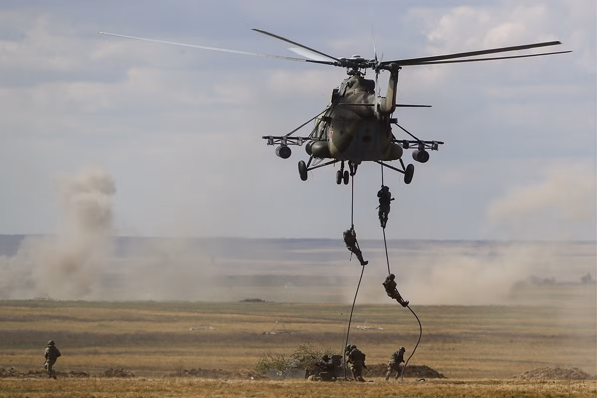 Từ thực tiễn này, khiến cho phi đội Mi-171 hiện có trong biên chế quân đội Trung Quốc, trong thời gian tới sẽ tiếp tục là lực lượng vận chuyển tấn công đường không chủ lực của Hàng không Lục quân Trung Quốc. Ảnh: Trực thăng Mi-171 của Quân đội Trung Quốc - Nguồn: Sina