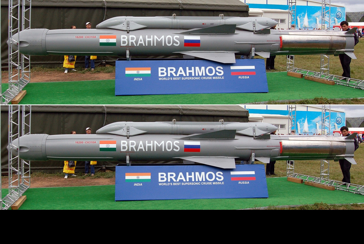 Từ năm 2010, Ấn Độ đã đàm phán để bán tên lửa BrahMos cho Chile, Brazil, Nam Phi, Ai Cập, Ô-man và mốt số nước khác; tuy nhiên đến nay, chưa một quốc gia nào ở khu vực Đông Nam Á là khách hàng của loại tên lửa này.