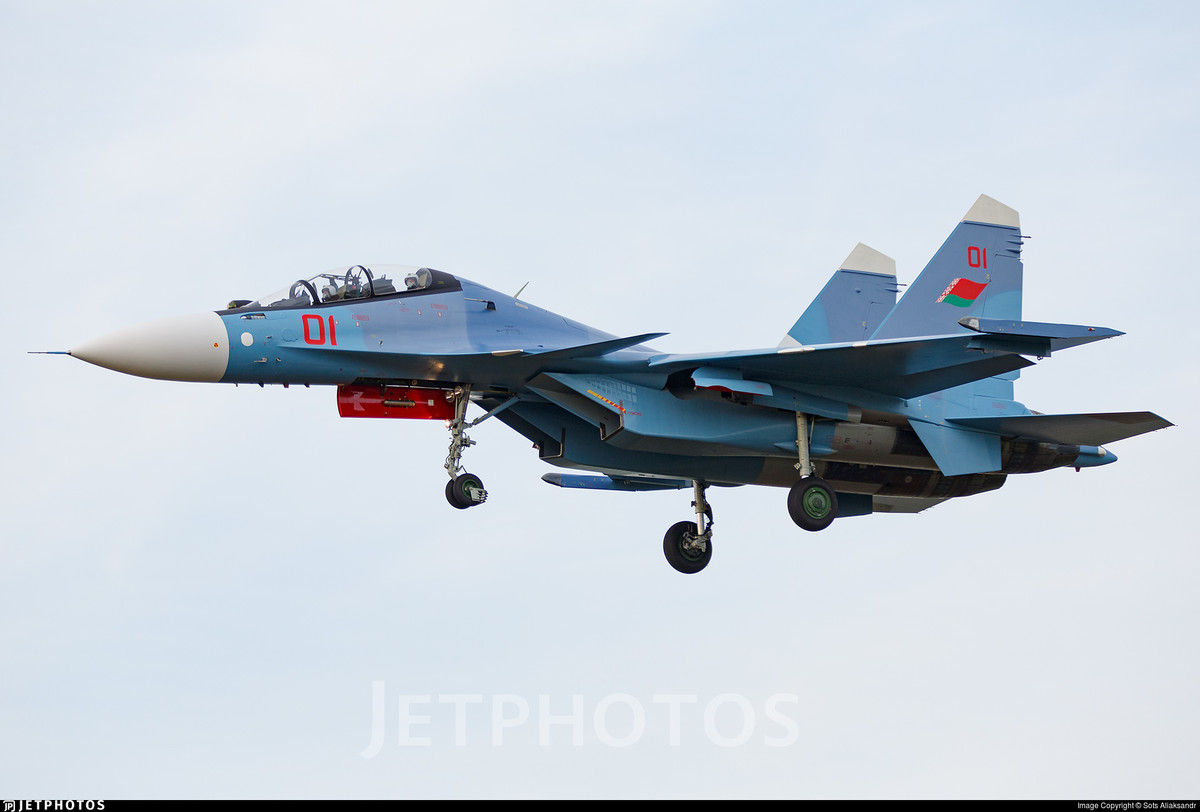 Có thể sau khi tiếp nhận các máy bay Su-30SM thế hệ mới, Belarus sẽ xem xét lại đến việc tái biên chế những chiến đấu cơ Su-27 của mình để tăng thêm năng lực tác chiến đường không. Nếu kịch bản đó xảy ra thì một lần nữa, không quân Belarus sẽ lại là một lực lượng vô cùng đáng gờm trong khu vực. Ảnh: Chiếc Su-30SM đầu tiên của Belarus.